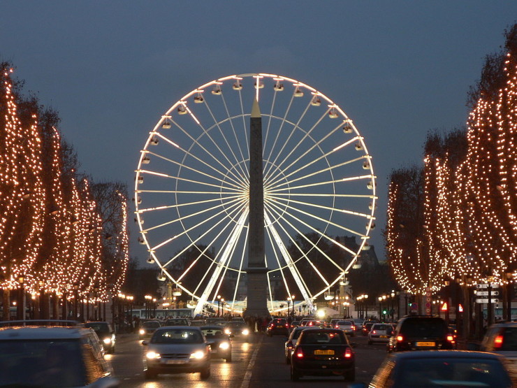 Place de la Concorder "Champs Elysees Grande Roue p1040788". Licensed under CC BY-SA 3.0 via Wikimedia Commons.
